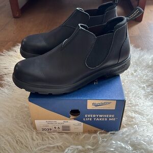BLUNDSTONE, original slip on shoe, black leather, sz 9.5. BRAND NEW IN BOX